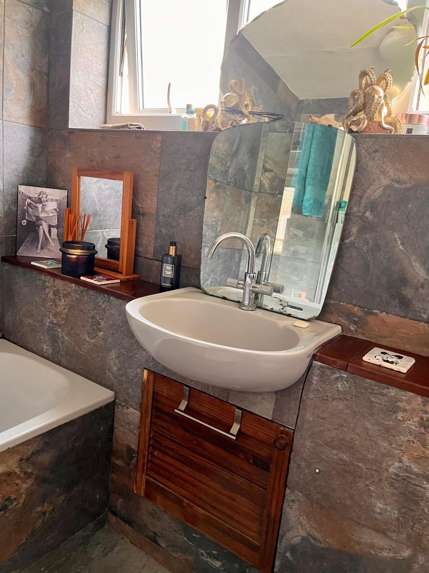 Heartwarming And Vibrant Private In Unit Apartment