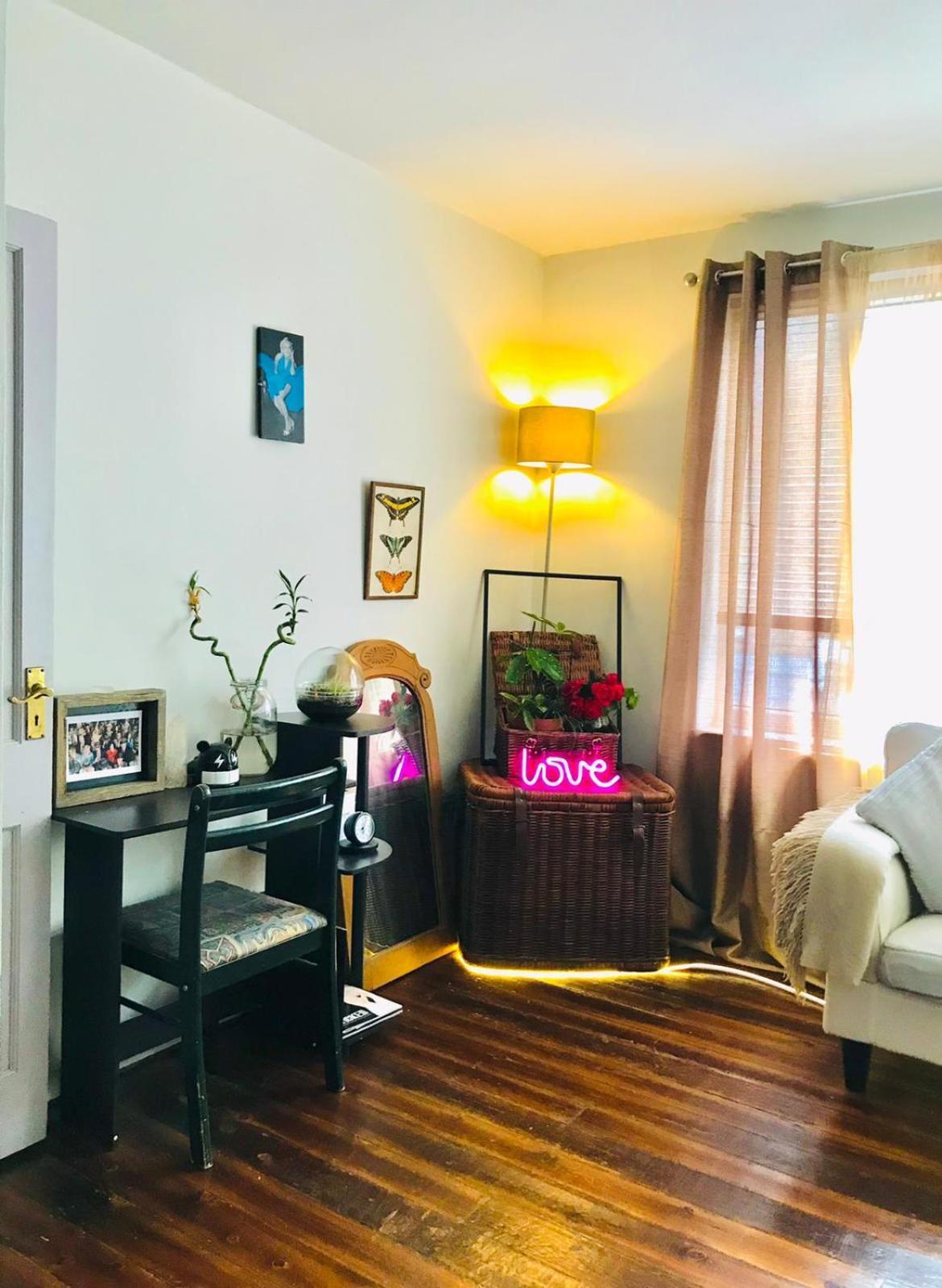 Heartwarming And Vibrant Private In Unit Apartment London