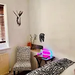 Heartwarming And Vibrant Private Room In Rental Unit