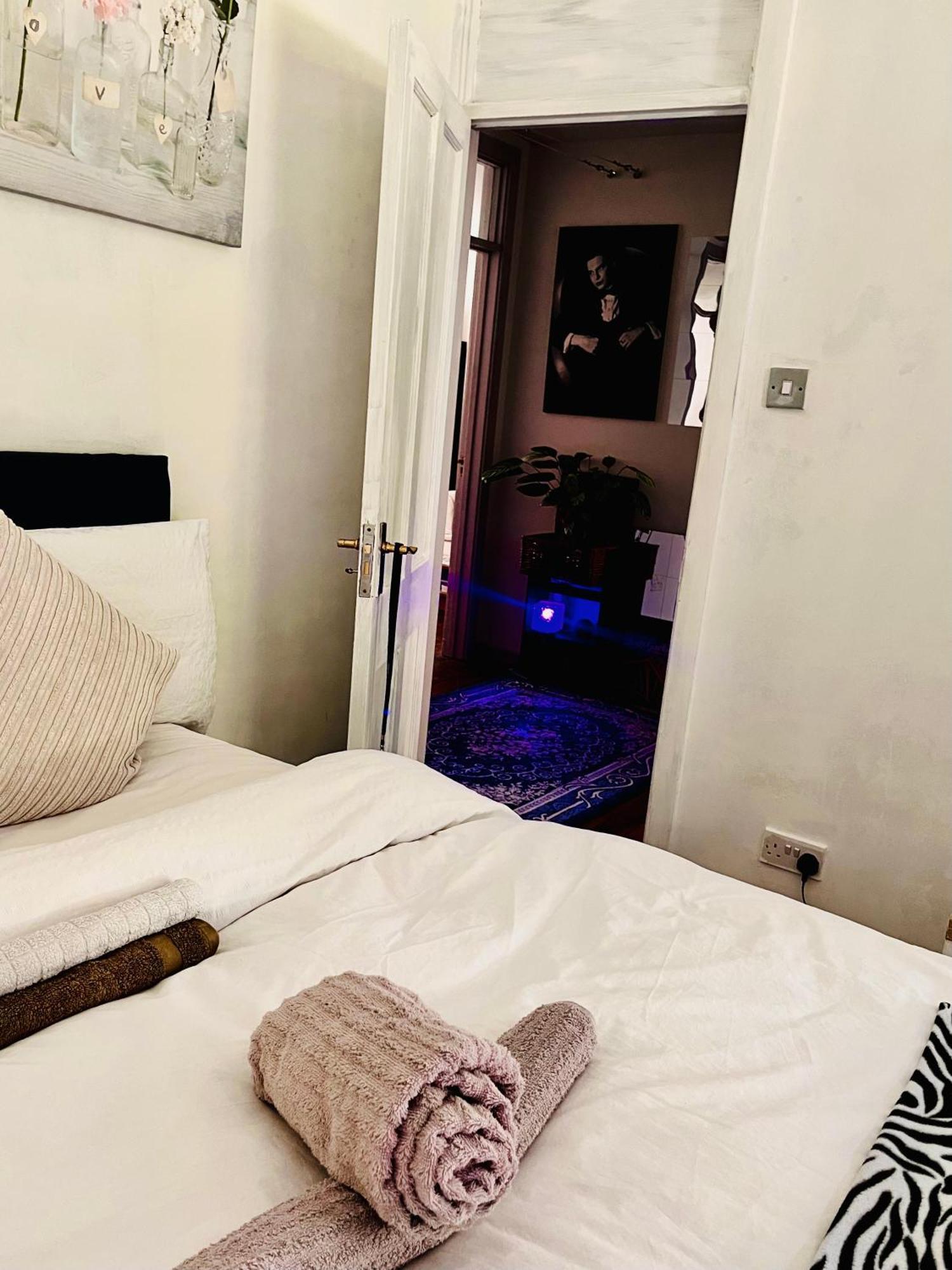 Heartwarming And Vibrant Private In Unit * London