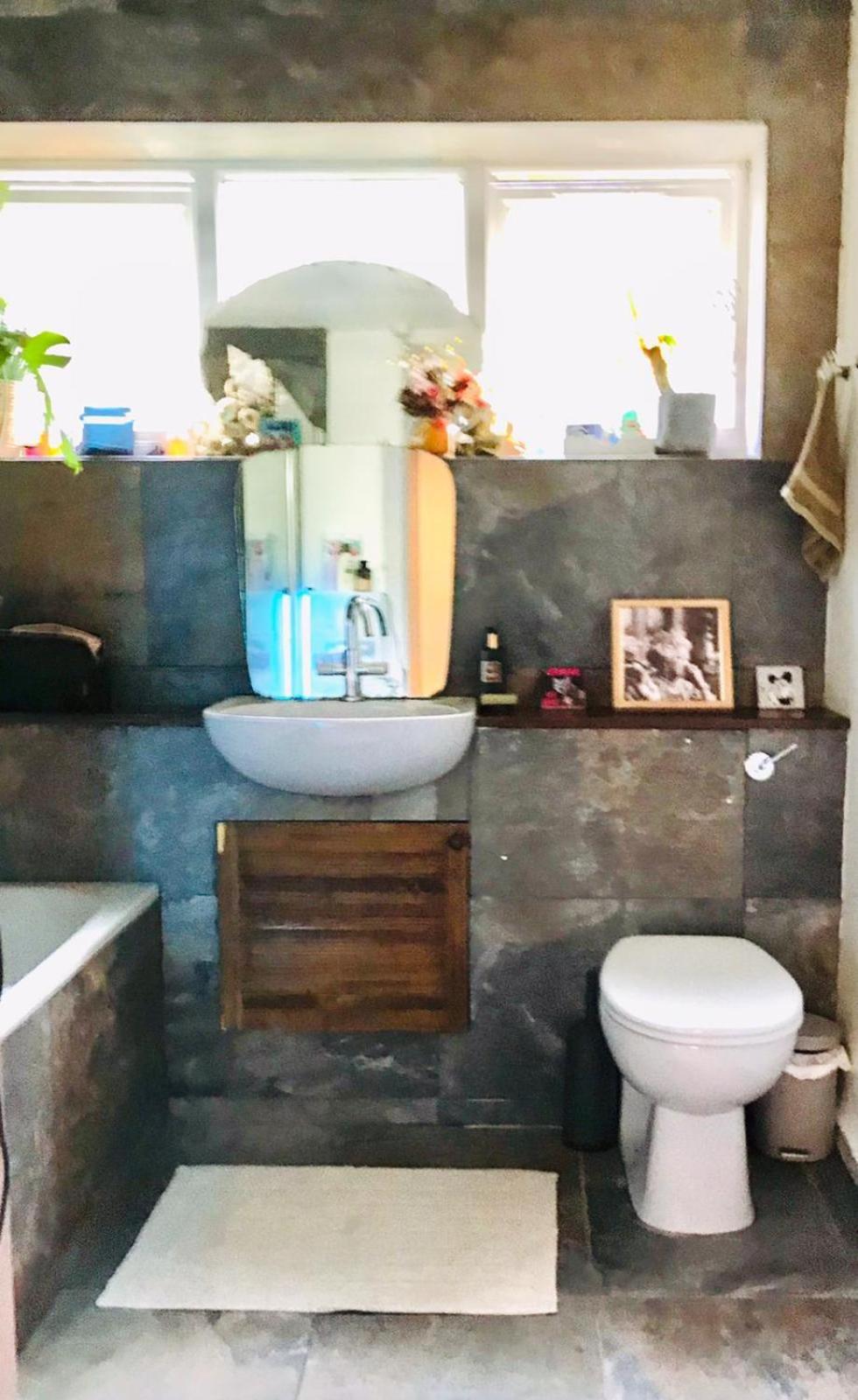 Heartwarming And Vibrant Private In Unit Apartment
